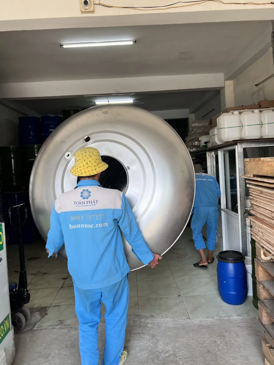 Cảnh sát đang kiểm tra hiện trường nơi nạn nhân được tìm thấy