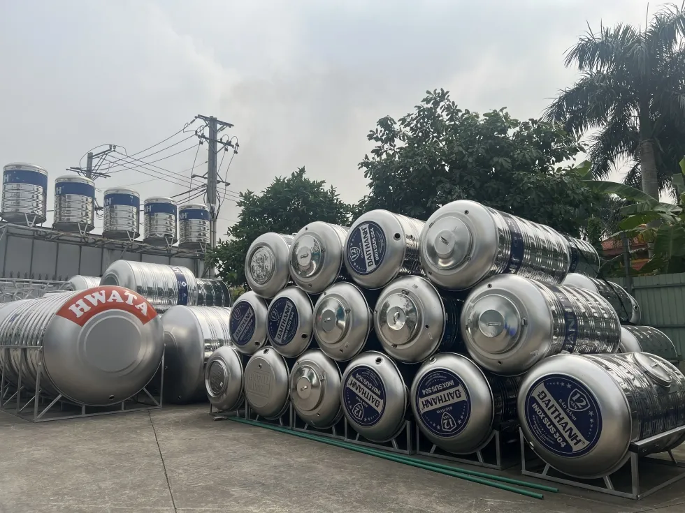 Cảnh sát đang kiểm tra hiện trường nơi nạn nhân được tìm thấy