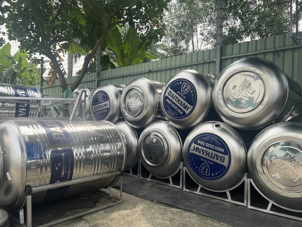 Cảnh sát đang kiểm tra hiện trường nơi nạn nhân được tìm thấy