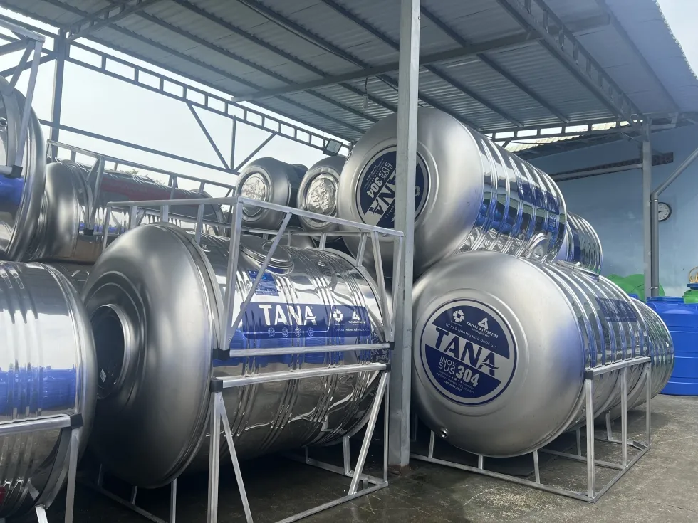 Cảnh sát đang kiểm tra hiện trường nơi nạn nhân được tìm thấy