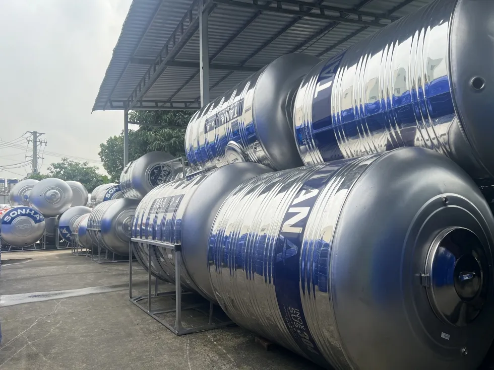 Cảnh sát đang kiểm tra hiện trường nơi nạn nhân được tìm thấy