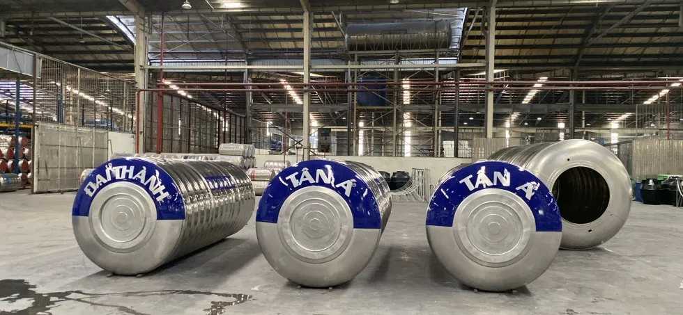 Cảnh sát đang kiểm tra hiện trường nơi nạn nhân được tìm thấy