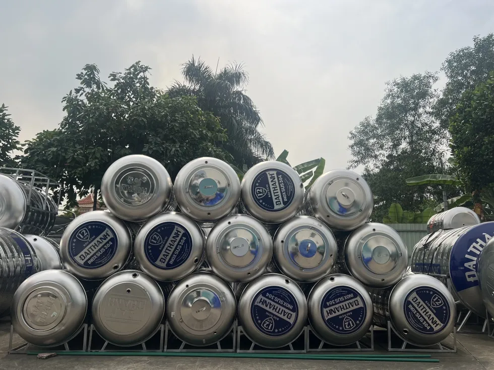 Cảnh sát đang kiểm tra hiện trường nơi nạn nhân được tìm thấy