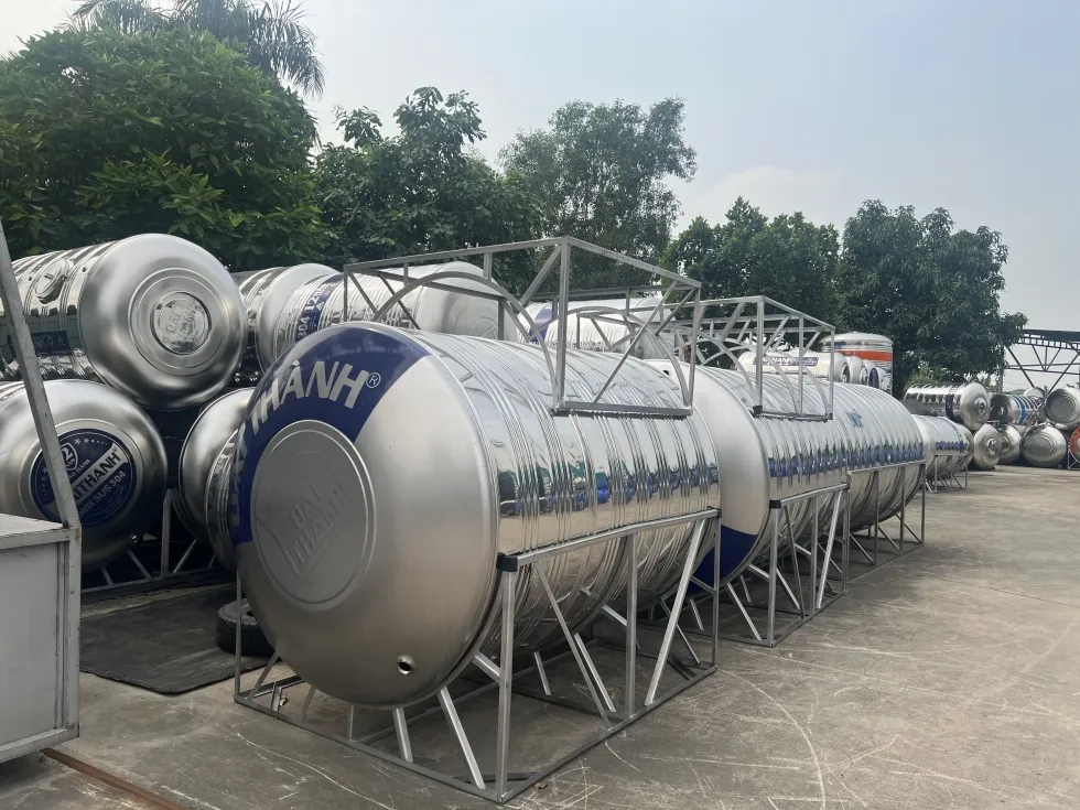 Cảnh sát đang kiểm tra hiện trường nơi nạn nhân được tìm thấy