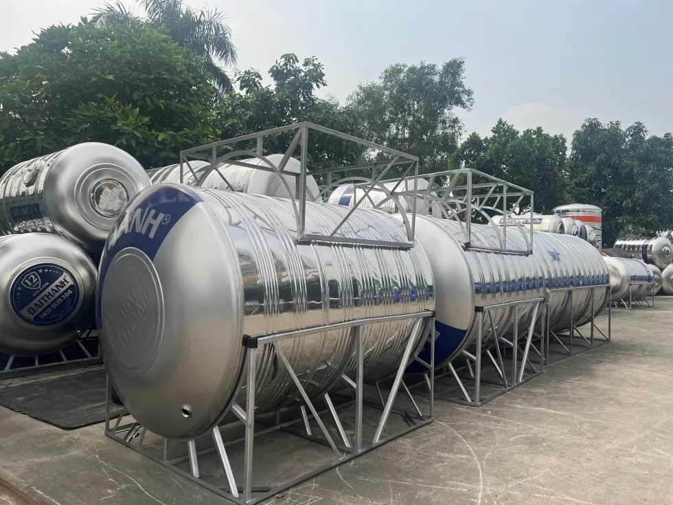 Cảnh sát đang kiểm tra hiện trường nơi nạn nhân được tìm thấy