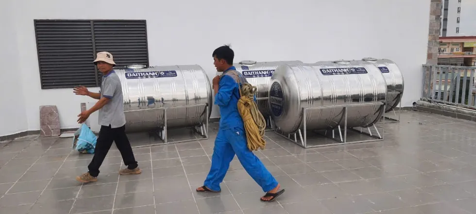 Cảnh sát đang kiểm tra hiện trường nơi nạn nhân được tìm thấy