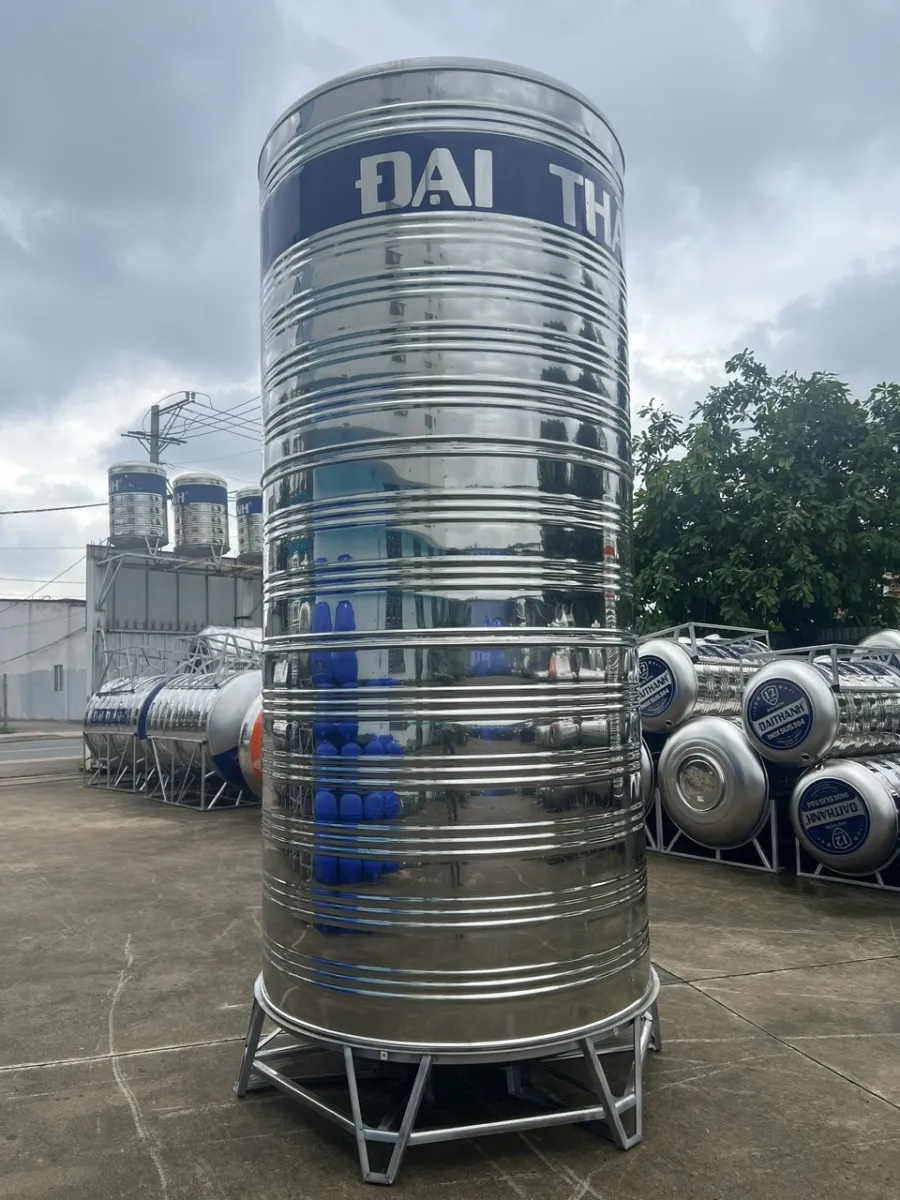 Cảnh sát đang kiểm tra hiện trường nơi nạn nhân được tìm thấy