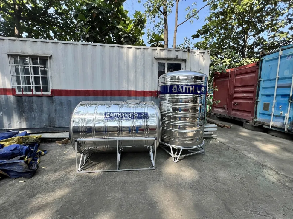 Cảnh sát đang kiểm tra hiện trường nơi nạn nhân được tìm thấy