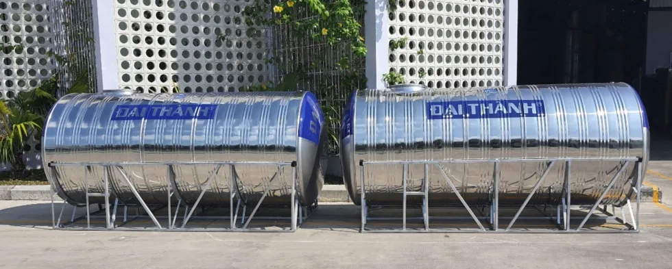 Cảnh sát đang kiểm tra hiện trường nơi nạn nhân được tìm thấy