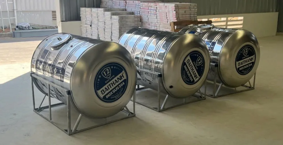 Cảnh sát đang kiểm tra hiện trường nơi nạn nhân được tìm thấy