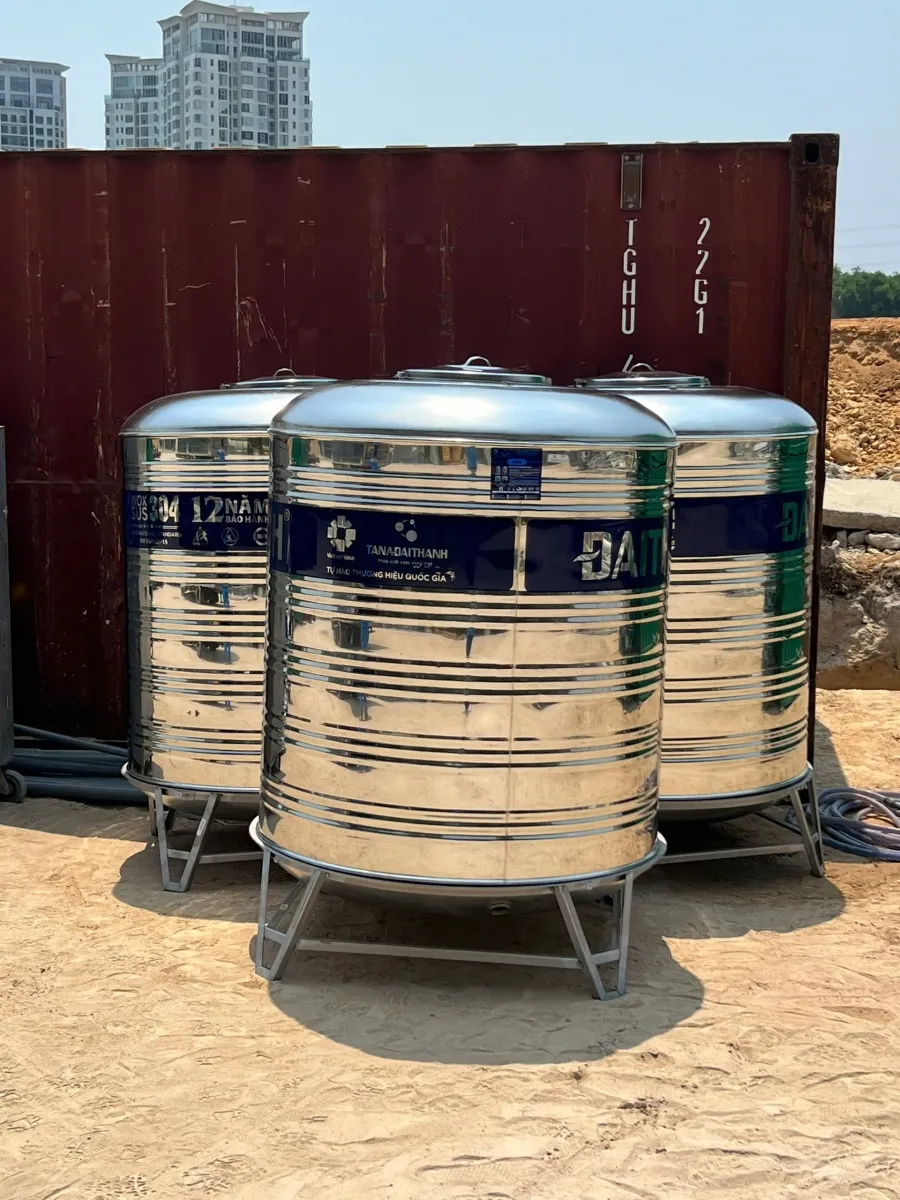 Cảnh sát đang kiểm tra hiện trường nơi nạn nhân được tìm thấy