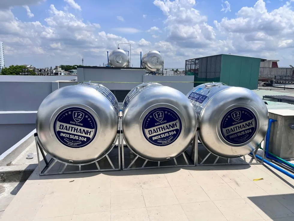 Cảnh sát đang kiểm tra hiện trường nơi nạn nhân được tìm thấy