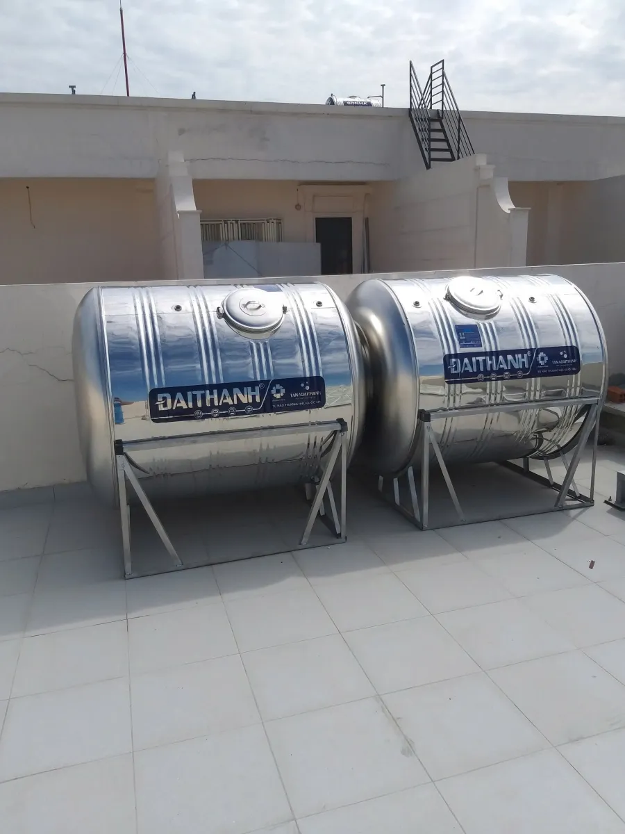 Cảnh sát đang kiểm tra hiện trường nơi nạn nhân được tìm thấy