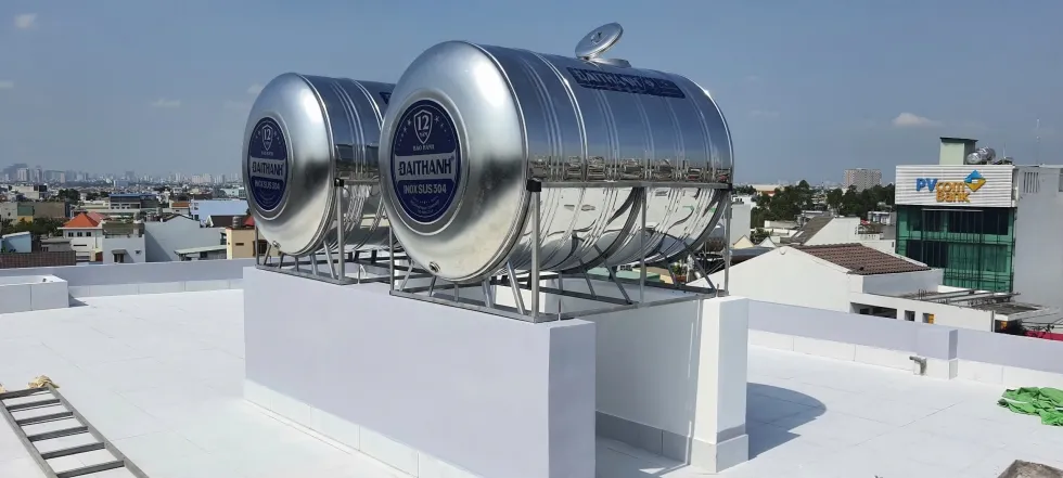 Cảnh sát đang kiểm tra hiện trường nơi nạn nhân được tìm thấy