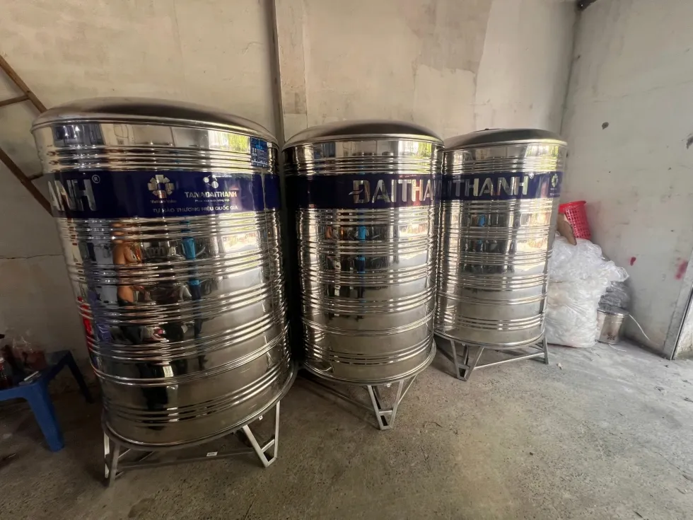 Cảnh sát đang kiểm tra hiện trường nơi nạn nhân được tìm thấy