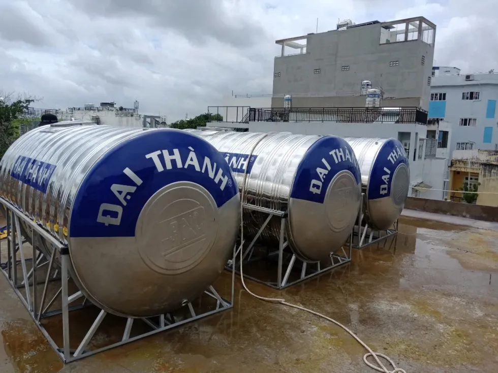 Cảnh sát đang kiểm tra hiện trường nơi nạn nhân được tìm thấy