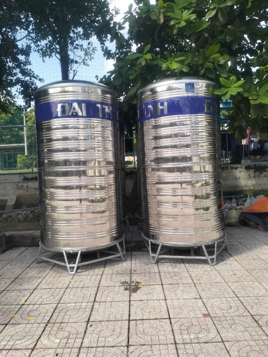 Cảnh sát đang kiểm tra hiện trường nơi nạn nhân được tìm thấy