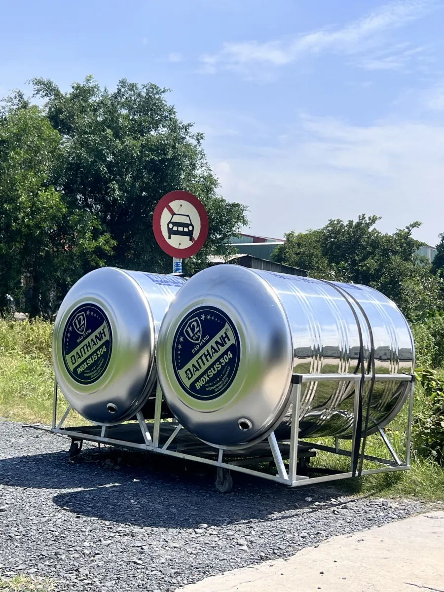 Cảnh sát đang kiểm tra hiện trường nơi nạn nhân được tìm thấy