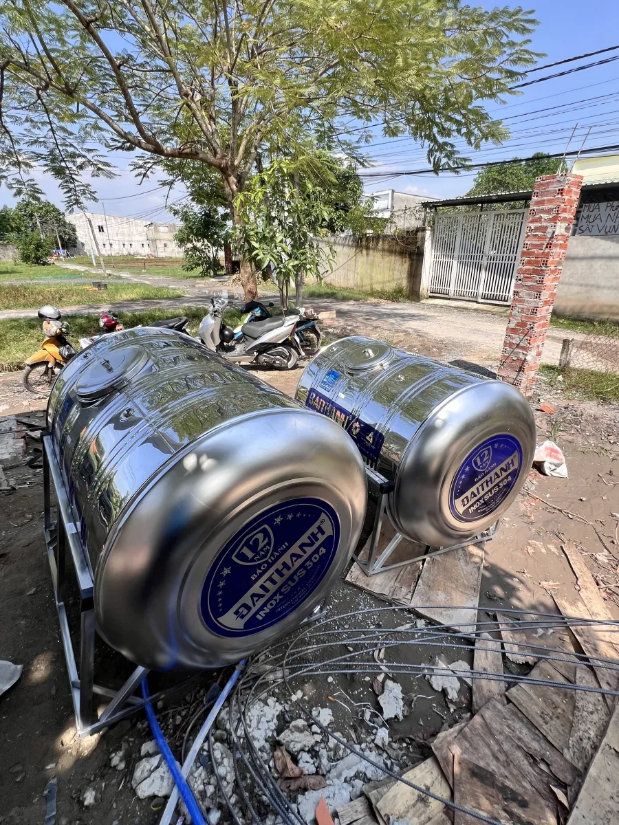 Cảnh sát đang kiểm tra hiện trường nơi nạn nhân được tìm thấy