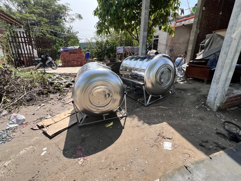 Cảnh sát đang kiểm tra hiện trường nơi nạn nhân được tìm thấy