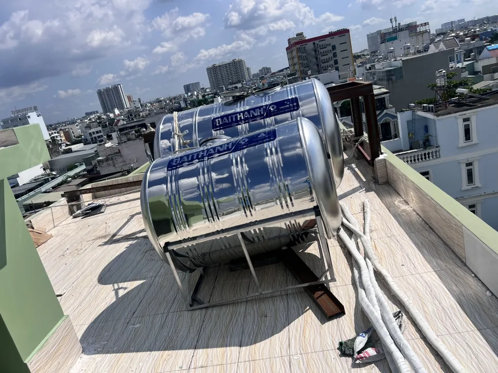 Cảnh sát đang kiểm tra hiện trường nơi nạn nhân được tìm thấy