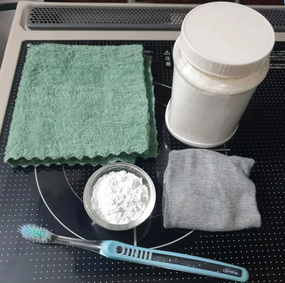 Sử dụng bột mì và bàn chải làm sạch đồ dùng inox trong nhà tắm