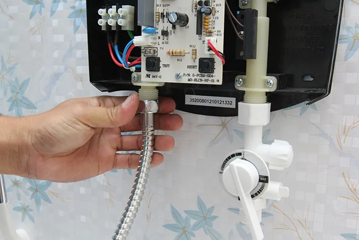 Nối 1 đầu van với đường cấp nước