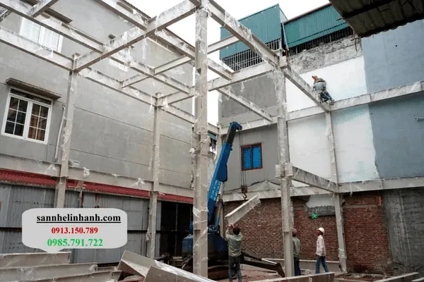 Lắp ghép các cấu kiện thép cho công trình nhà trong ngõ nhỏ