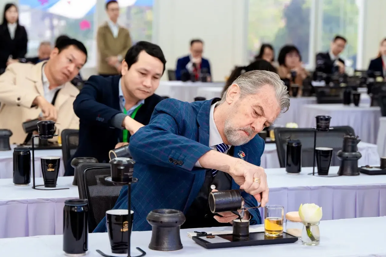 Các đại biểu, quan khách tại Diễn đàn Tương lai ASEAN 2025 ấn tượng với Thiền cà phê, một trải nghiệm đặc biệt về văn hóa cà phê Việt Nam