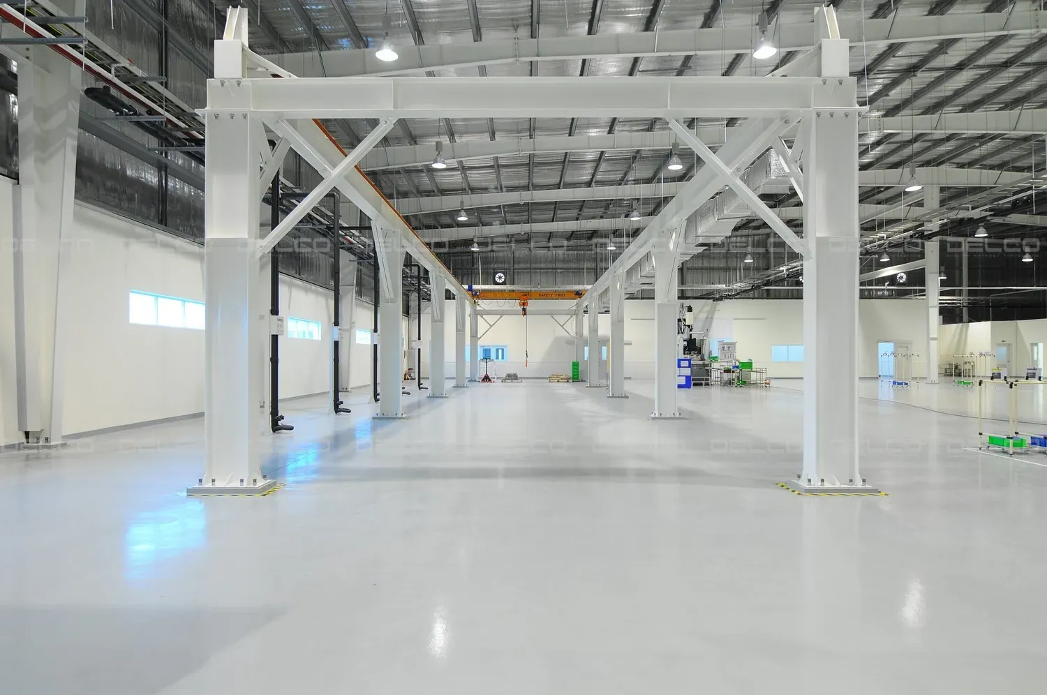 Sơn epoxy bằng phương pháp lăn rulo tại nhà máy MIE