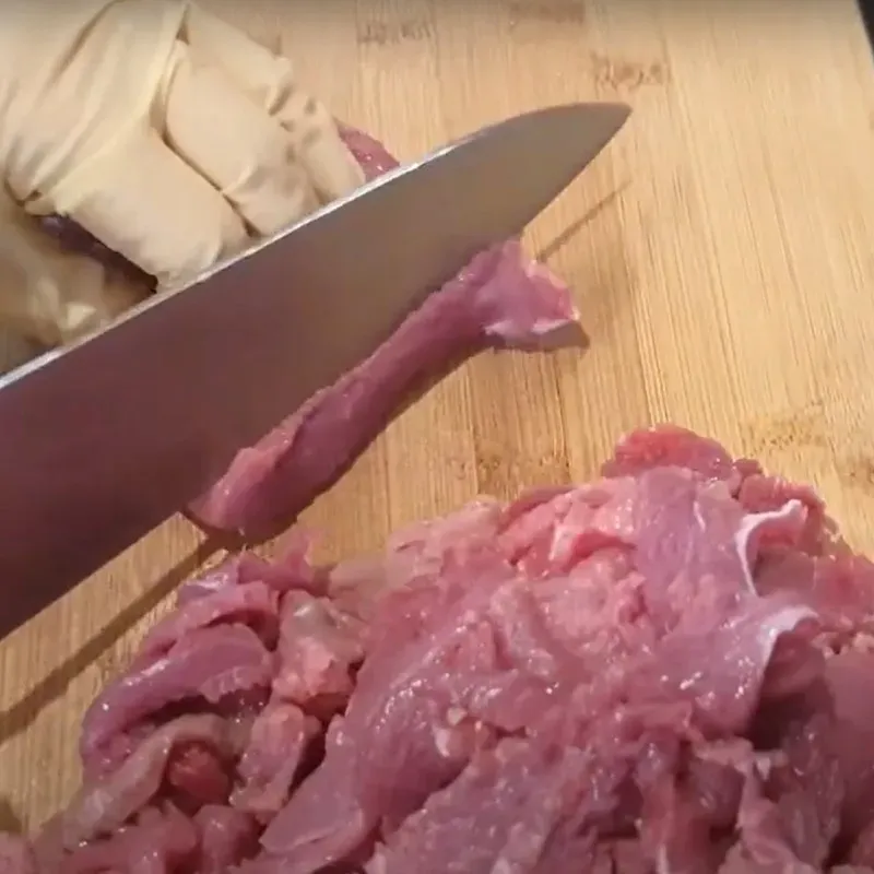 Các lát thịt bò tươi được thái mỏng đều đặn, sẵn sàng cho món phở bò Hà Nội chuẩn vị, giữ trọn độ tươi ngon