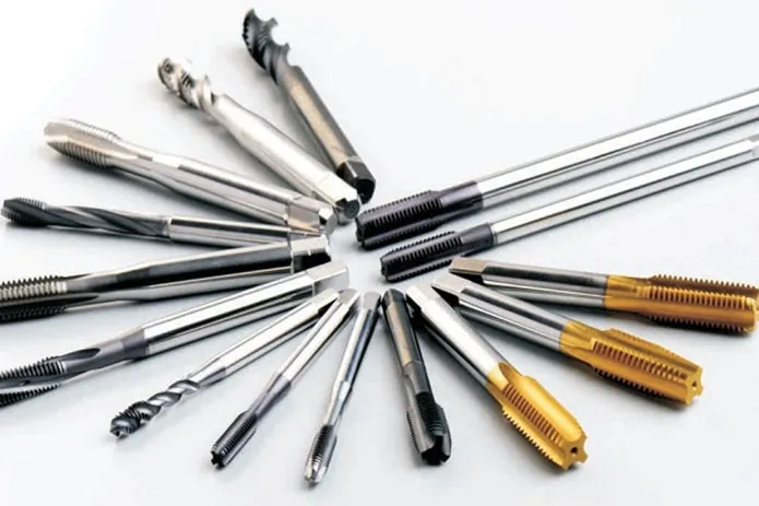 bộ dụng cụ và mũi khoan cần thiết