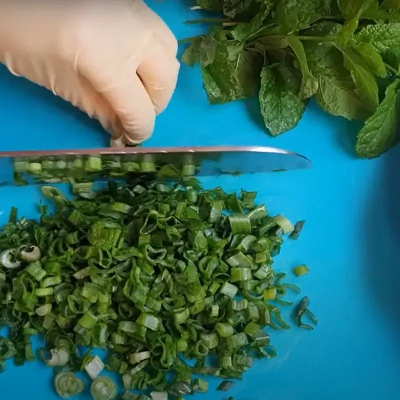 Các loại rau thơm tươi ngon như hành lá, ngò gai và hành tây được chuẩn bị sẵn sàng, làm tăng hương vị cho món phở bò Hà Nội