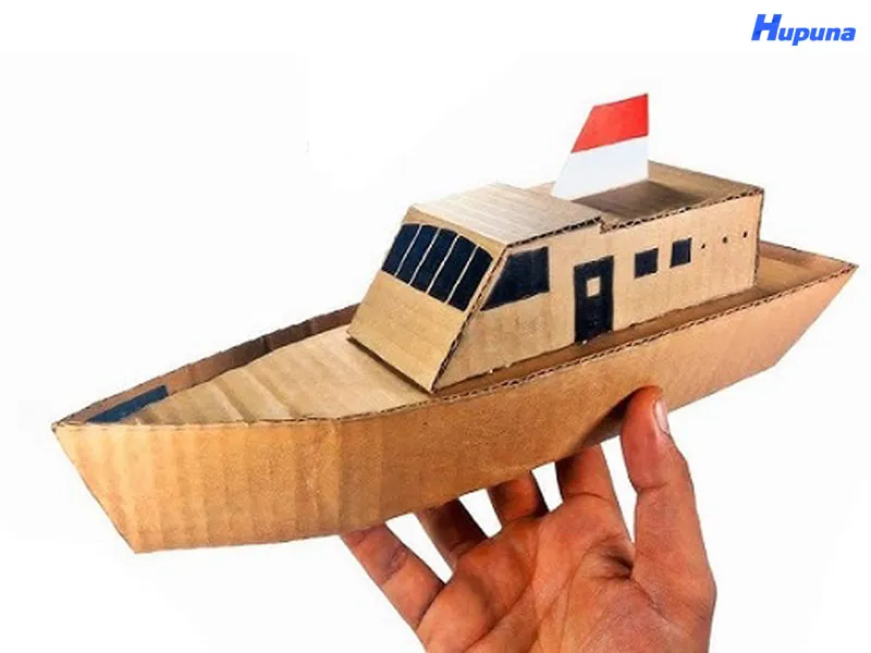 Thuyền trang trí màu sắc rực rỡ