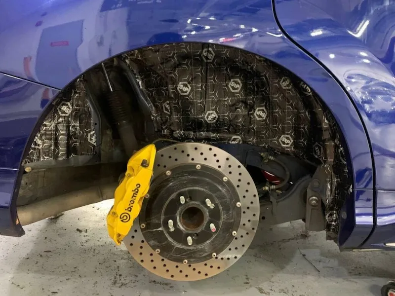 Xịt cao su hoặc lắp tấm che hốc lốp giảm tiếng vọng