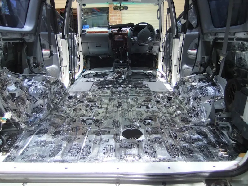 Tháo ghế và phủ sàn để dán tấm cách âm lên tôn sàn xe