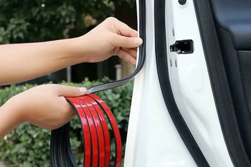 Gioăng cao su lắp thêm ở mép cửa ngăn tiếng ồn từ bên ngoài
