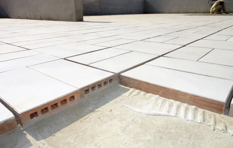 Lát gạch chống nóng mái bê tông