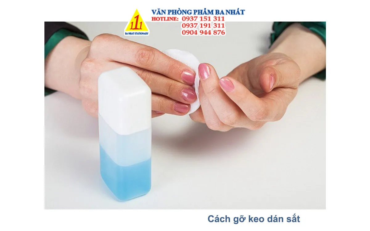 Dùng nước tẩy sơn móng tay Acetone để lau vết keo dán sắt