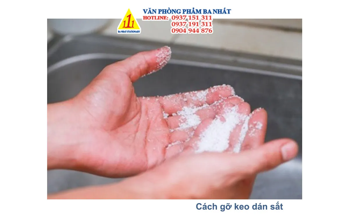 Muối giúp chùi keo dán sắt dính tay hiệu quả