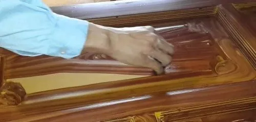 Kỹ thuật tạo vân gỗ trên cửa sắt