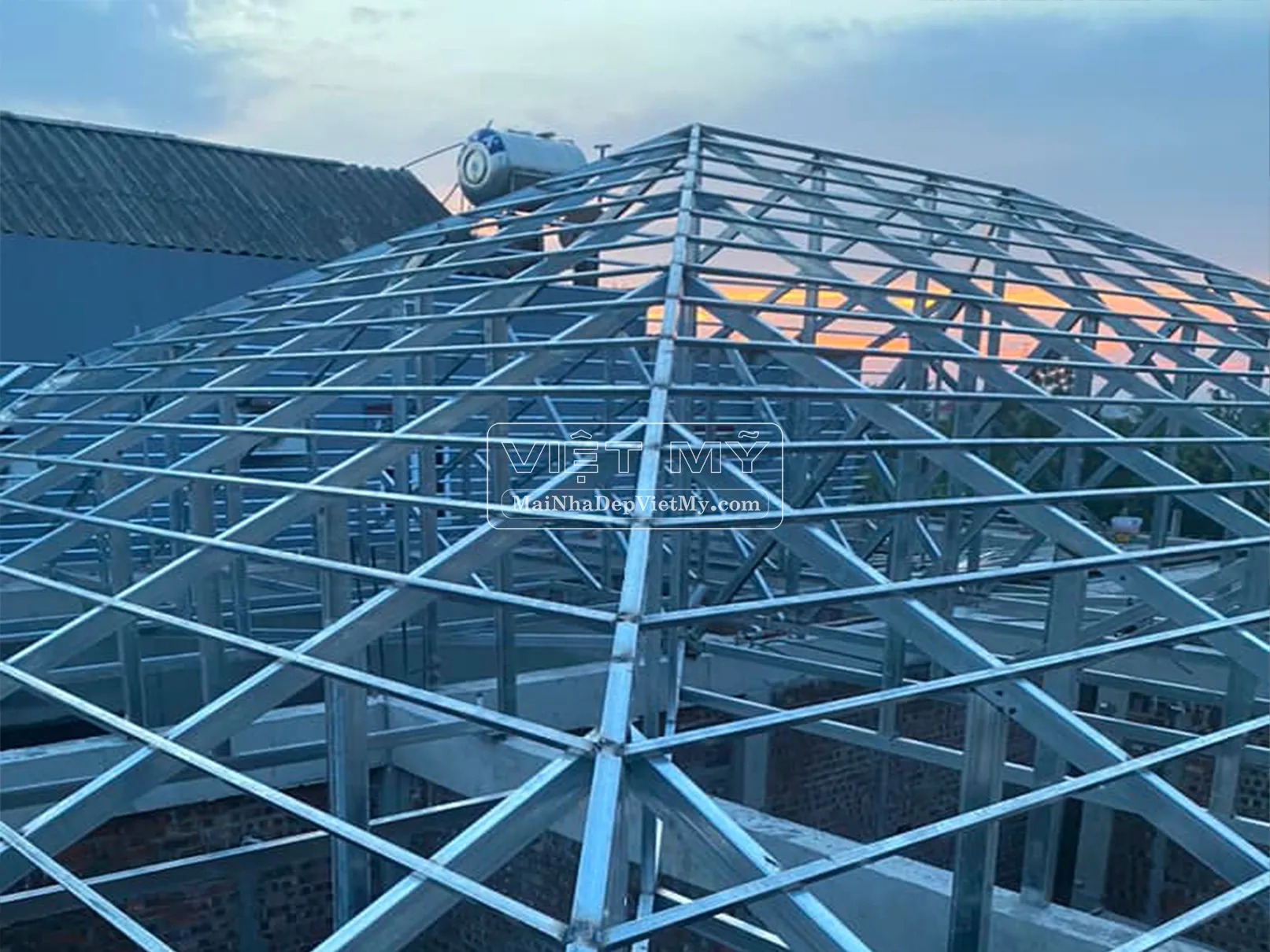 Vì kèo sắt hộp làm mái ngói được thi công bởi Viet My