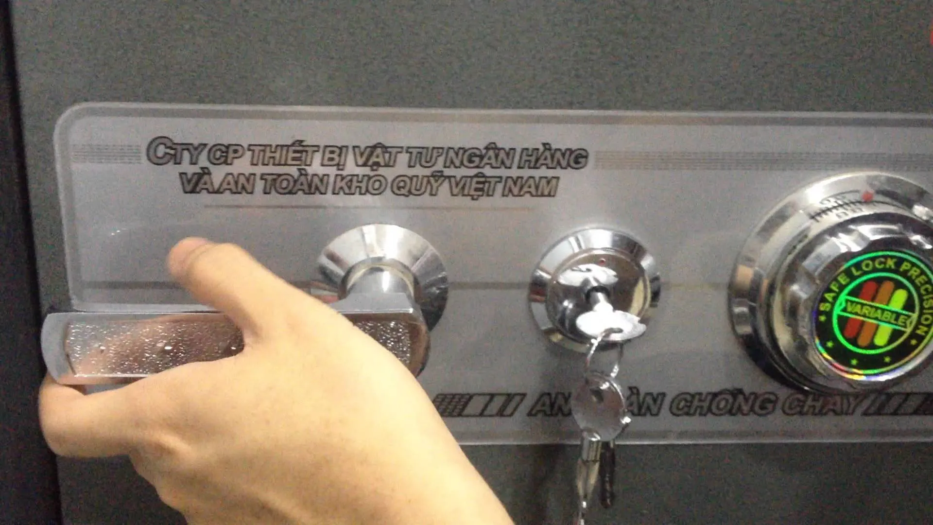 Người dùng đang thao tác với két sắt điện tử để nhập mã