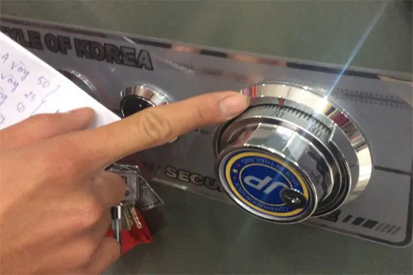 Hình ảnh minh họa cách mở két sắt khóa cơ thông thường