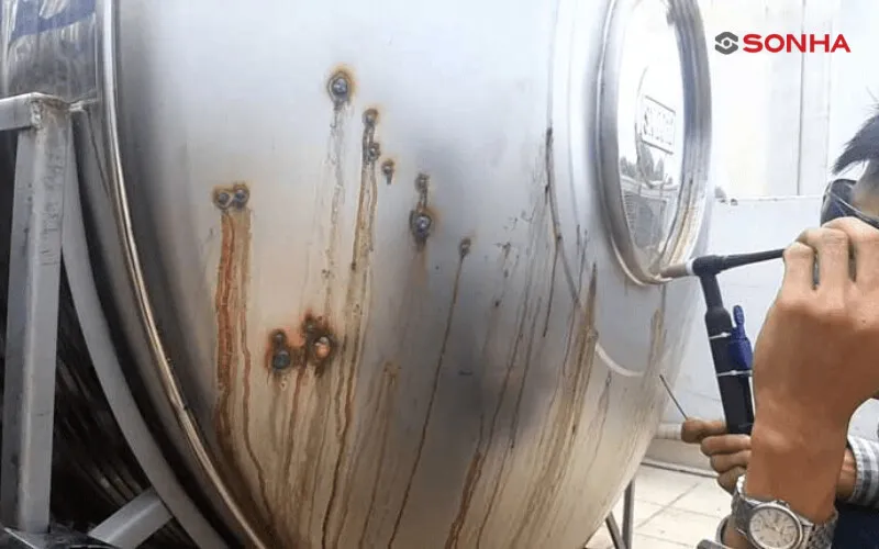 Sử dụng giấy nhám và kem đánh bóng để làm sạch vết rỉ sét trên bồn inox