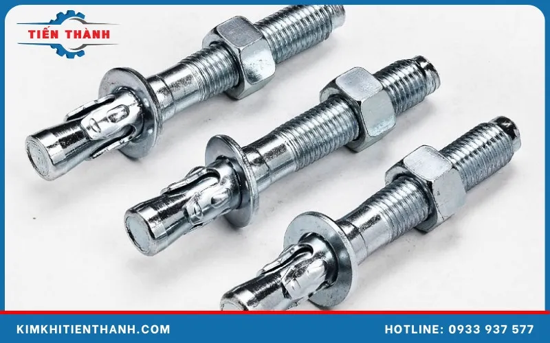 Cận cảnh một chiếc tắc kê sắt chuyên dụng để bắt vào tường gạch