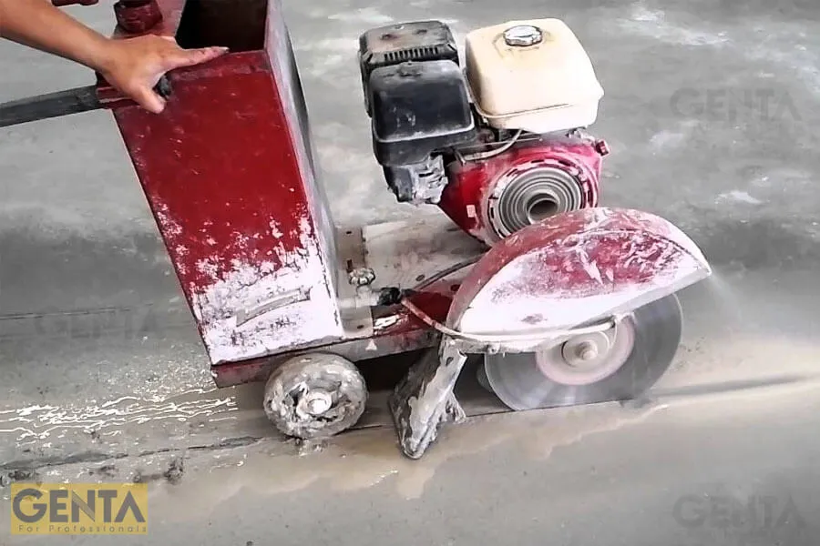 Cắt khe co giãn bằng máy cắt bê tông