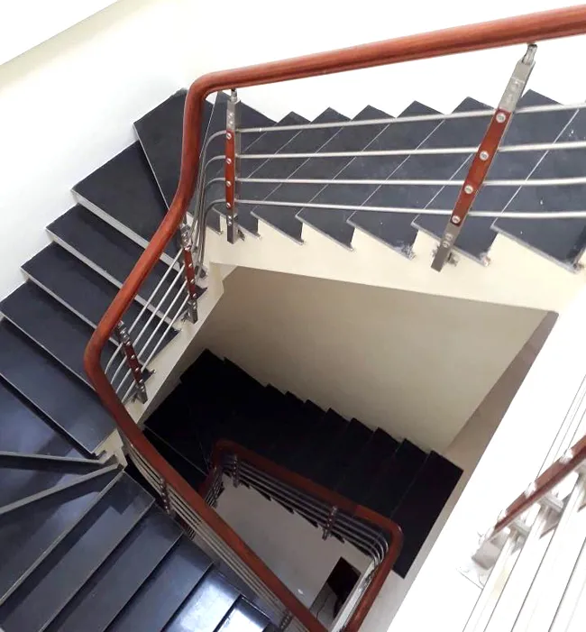 Cầu thang inox giả gỗ kết hợp vẻ đẹp truyền thống và hiện đại