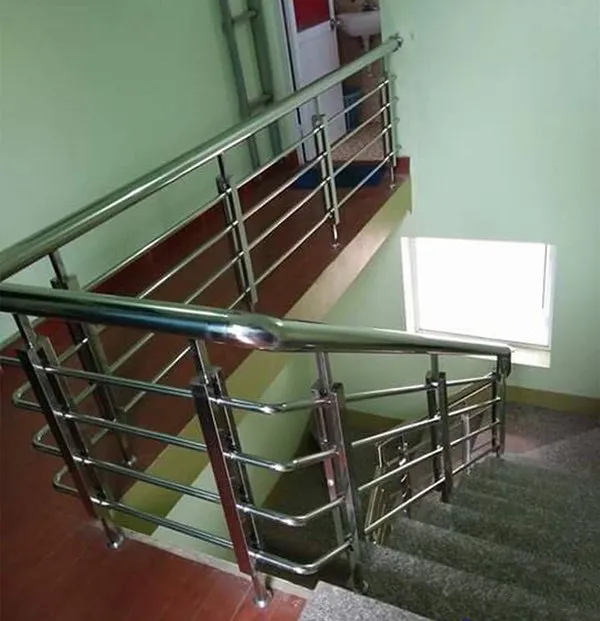 Lan can cầu thang inox tay vịn gỗ