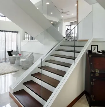 Thiết kế cầu thang kính sang trọng